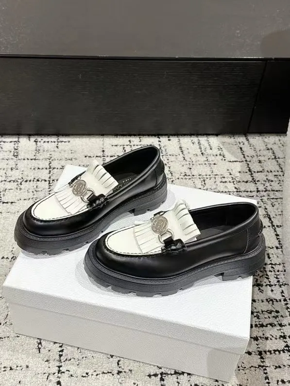 👟👟Ex-factory price 700👟👟 Dior 25/early spring new coin tassel thick-soled loafers made of black calf leather with white leather tassels to show a contrasting layering. The tassels are embellished with silver lucky star metal medals. They are very exquisite, comfortable and good-looking💯 and easy to match. Can be worn in spring, summer, autumn and winter! ✔️Upper: original imported open-edge beaded cowhide ✔️Inner lining: water-dyed cowhide ✔️Sole: original rubber foam outsole ✔️Size: 35-41 (40.41 customized, non-refundable)